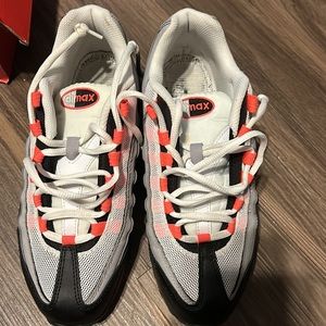 Nike Air Max 95 size kids 6.5. Missing insole